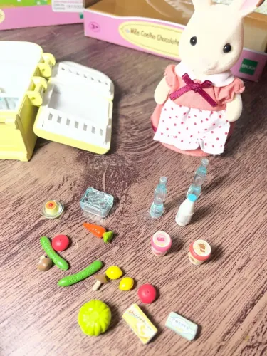 Sylvanian Family Bebê Porco Espinho na Toca/Floresta/Esconderijo