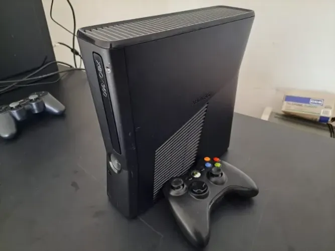 Xbox 360 Slim Original Bloqueado + HD 240GB + Controle sem Fio