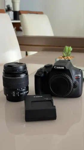 Canon EOS Rebel T7 + Lente 18-55mm