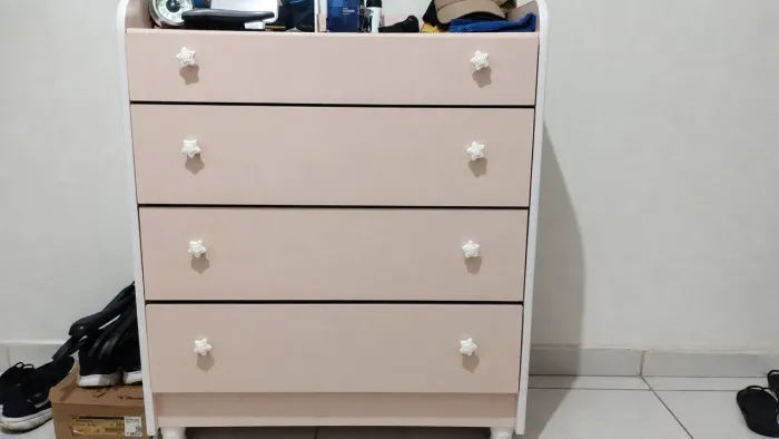 Cômoda madeira na cor rosa *não entrego*