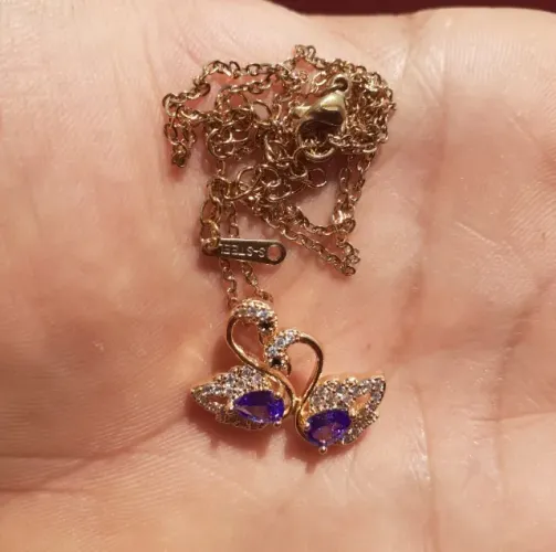 Colar Casal de Cisne Com Pedras Roxas Banhados a Ouro 