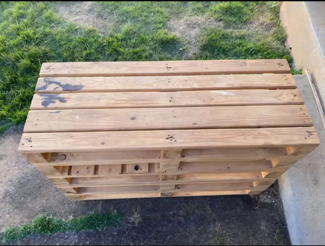 Rack feito de pallet com rodas