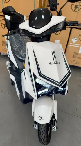 Scooter elétrica com 3 meses de uso.