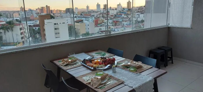 Vendo mesa 1,40x 0,90 tampo de madeira maciça risadas e 4 pés de serralheria