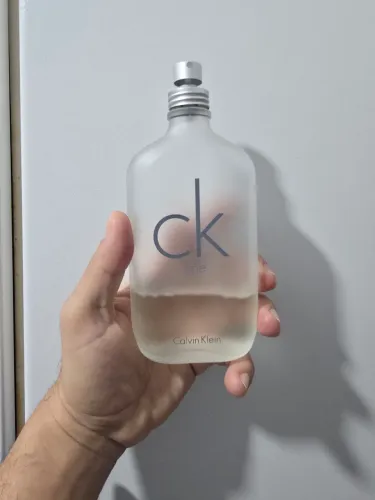 CK One tem uns 80ml no frasco, usado