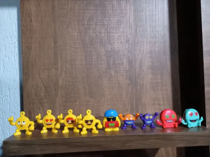 9 bonecos miniaturas emojis usados na condição das fotos