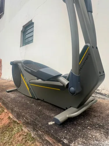 Elíptico Moviment RT240 Profissional 