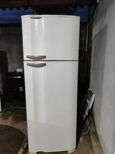 Geladeira grande !! Bem conservada