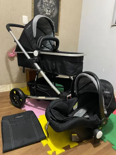 Carrinho Moisés com bebe conforto