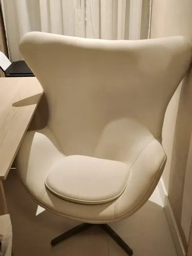 Poltrona EGG em couro off white