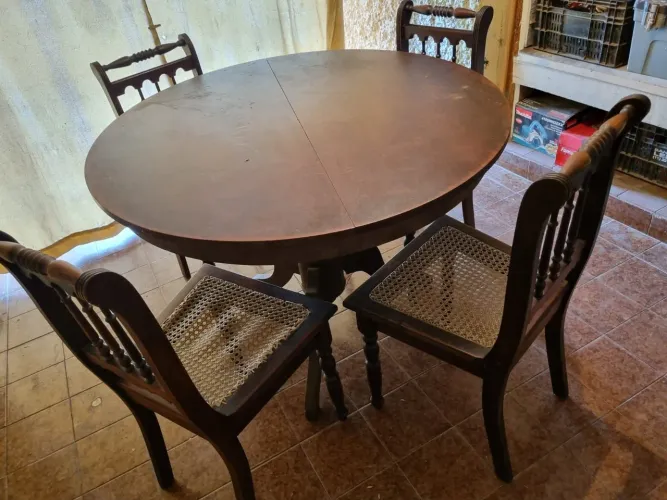 Lindo Conjunto de Jantar: Mesa Extensível em Jacarandá com 4 Cadeiras