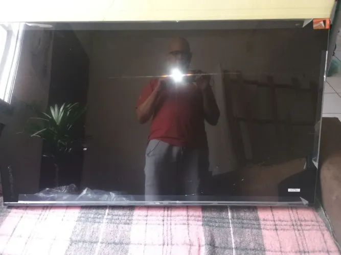 Uma TV tcl 50 polegadas 4K com a tela trincada