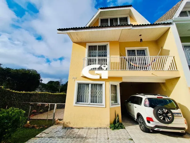 Sobrado tríplex de esquina à venda no Xaxim | 4 quartos, quintal e 3 vagas