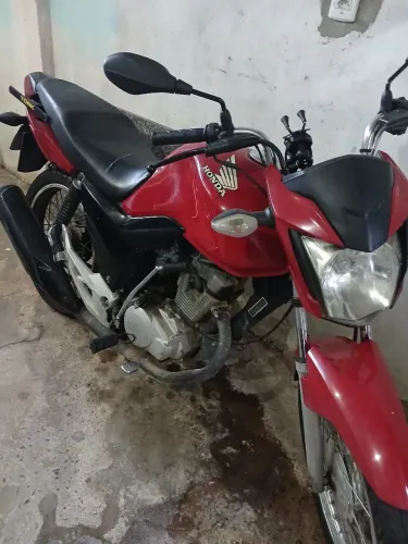 Moto resistente, econômica e pronta para rodar.