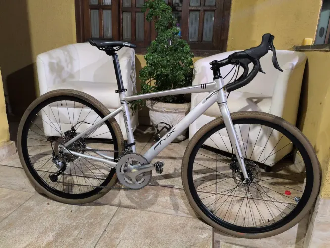 Bicicleta gravel freios Shimano pedivela Shimano tiagra tamanho 52.Nova.