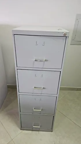 Arquivo de aço com 4 gavetas