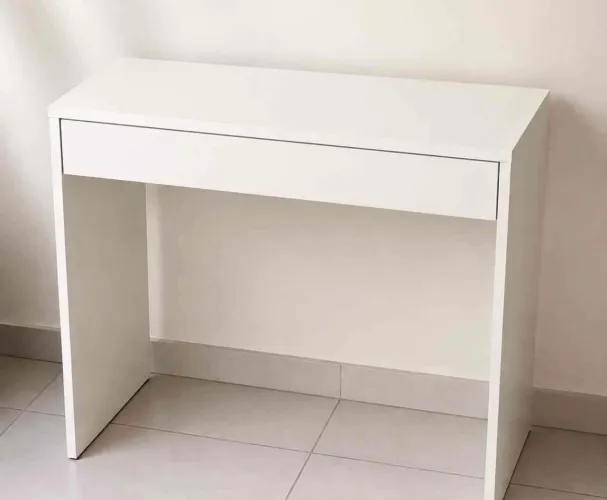 Mesa em mdf nova com gaveta na cor branca 
