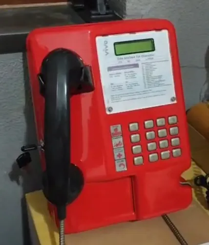 Aparelho telefônico de cartão vermelho com chave