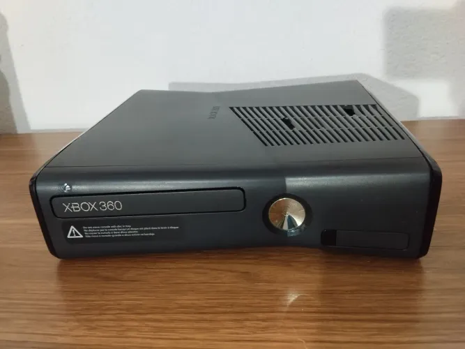 Xbox 360 Slim Com Defeito (Tem Conserto / Ótimo para Peças) - Envio