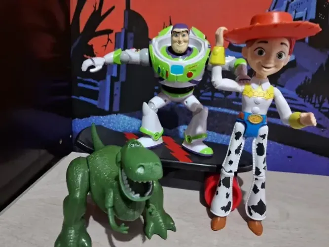 Bonecos Toy Story ler anúncio