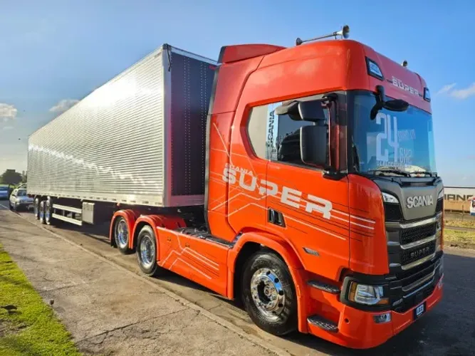 Scania R460 SUPER 6x2 Ano 24 baixo km 199 mil km + baú Facchini 0km 30 plts 15.40 x 2.90