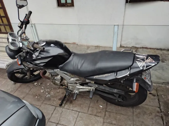 Moto está parada.  