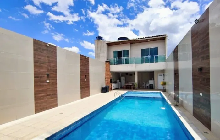 Vendo casa com piscina e área de lazer. Preço de ocasião.