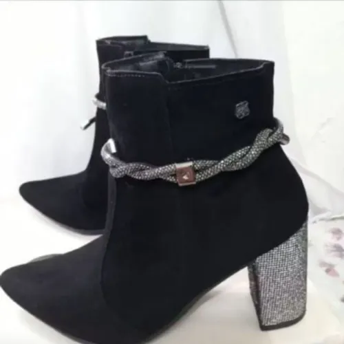 Bota bico fino com brilhos