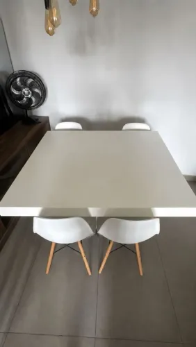Mesa de jantar com 4 cadeiras