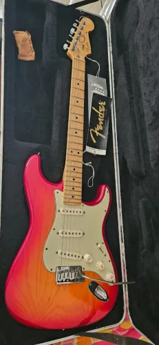 Fender Deluxe USA com travas, trastes originais sem desgastes e S1 no volume 