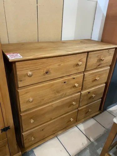 Cômoda com 8 gavetas de madeira