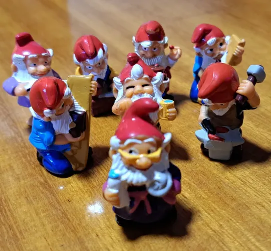 LOTE Nº 18 - CONTENDO OITO BRINQUEDOS MINIATURAS KINDER OVO - GNOMOS PROFISSÕES  OFÍCIOS