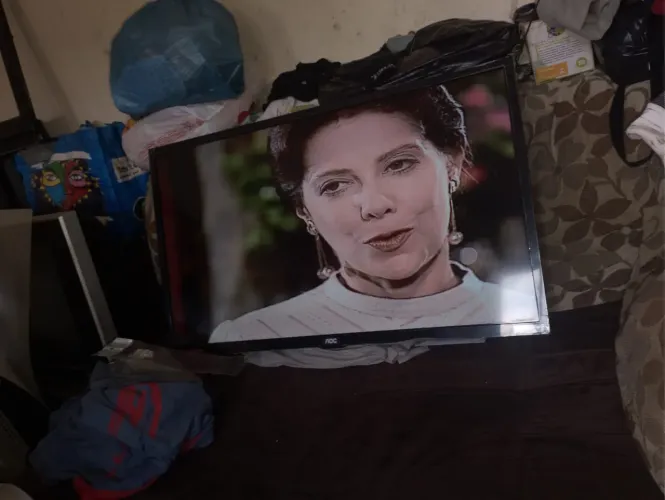 Vende-se tv smart aoc Roku 32 polegada sem detalhes 