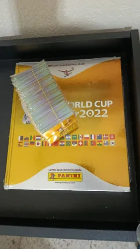 Álbum com todas figurinhas para colar copa 2022