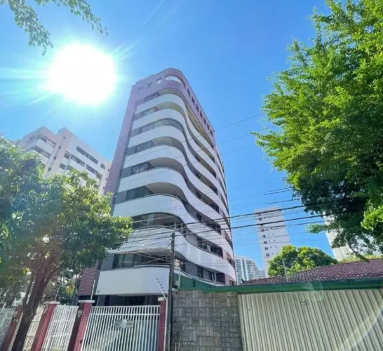 Apartamento com 3 suítes, 2 vagas, vista para praça bem movimentada.