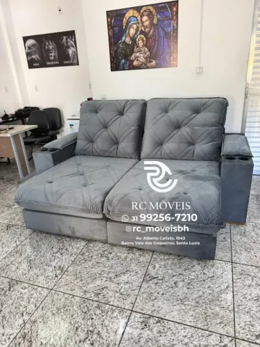 Sofá Retrátil Reclinável Cuiabá com Porta Copos D33 Molas Ensacadas
