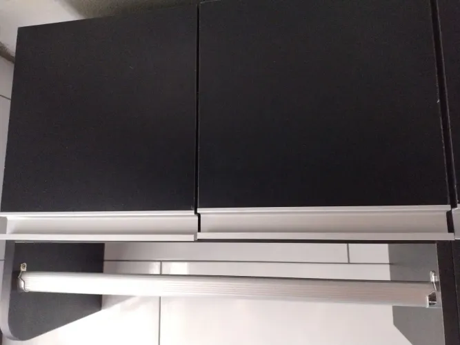 Armário para lavanderia com cabideiro 