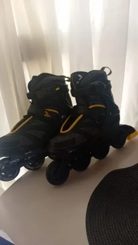 Este item é um Patins Inline Regulável Atrio.