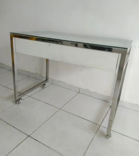 Mesa de vidro com gavetão 