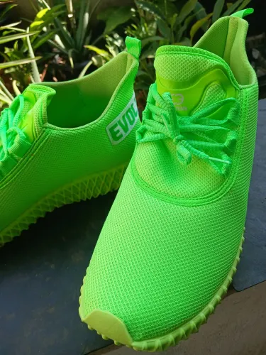 A venda 01,par de tênis masculino 41/42 da marca Evoltenn cor verde imoactante!