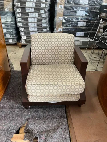 Aparador adega e poltrona em madeira nobre