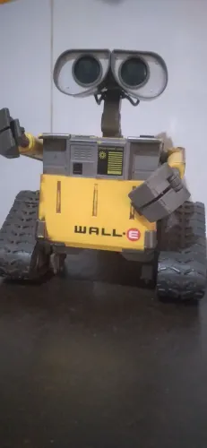 Robô WALL-E original Disney Pixar (sem o controle remoto) movimenta os olhos e emiti sons 