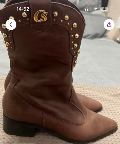 Bota Carmen Steffens Couro e tachinhas 