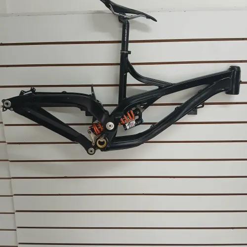 Quadro Devinci <br>Aro 26<br>Shock rock shox 267mm<br>Aconpanha direção <br>Canote <br>R$ 3.800