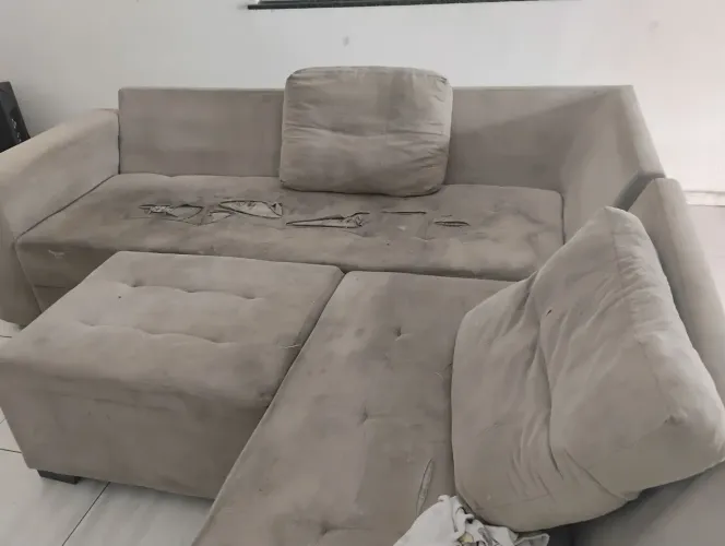 Sofá grande com pequenos detalhes