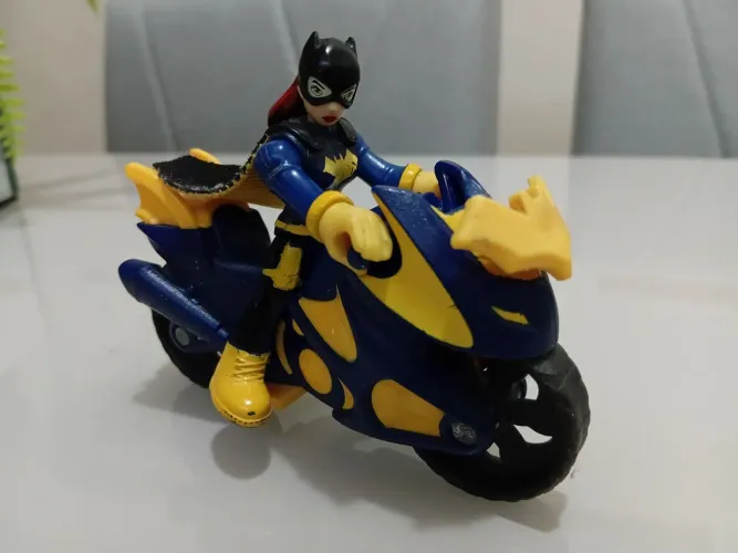 Batgirl com moto imaginext 