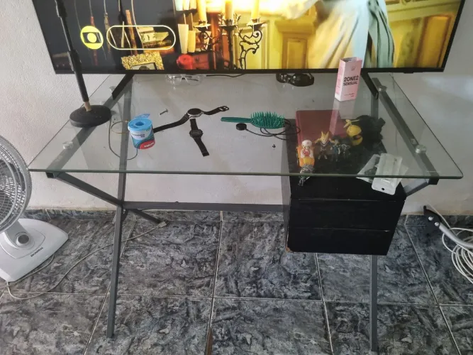 Mesa de vidro para estudos