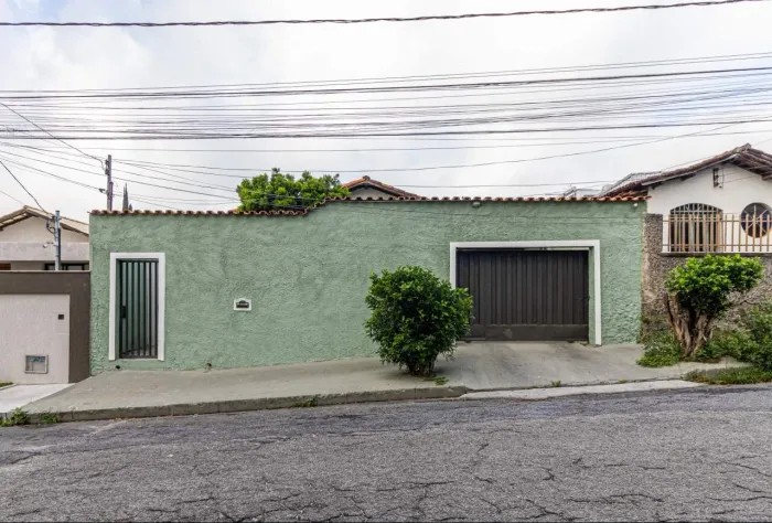 Que tal uma LINDA CASA com Piscina, numa ótima localização próximo de tudo?