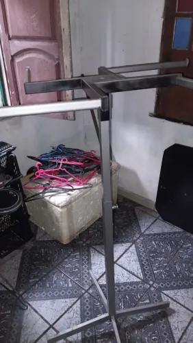 Varal Expositor de roupa em ferro