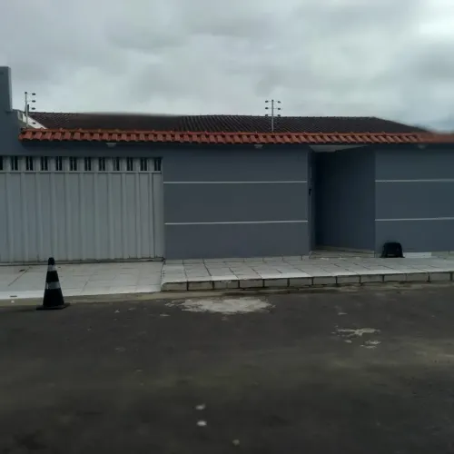 Casa Térrea para Locação em Rua Fechada no Adrianópolis 3 Suítes, Edícula e 600m² de Terr